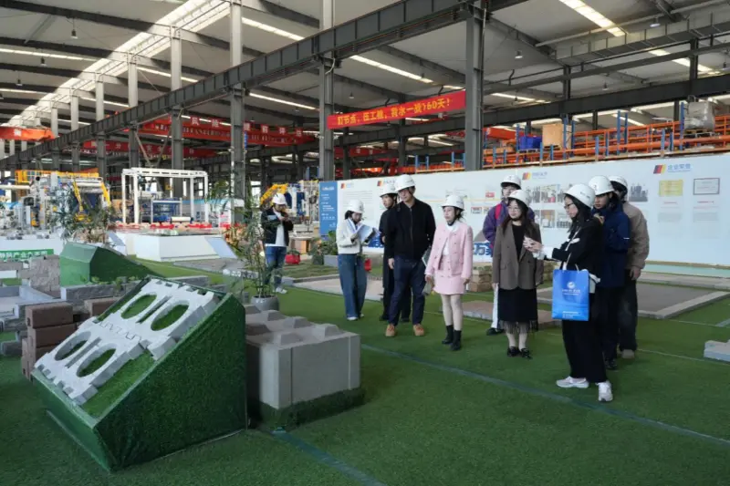 परदेशातील विकासाच्या गरजांवर लक्ष केंद्रित करून, Quangong Machinery Co., Ltd. आंतरराष्ट्रीय स्तरावरील प्रतिभा विकसित करण्यासाठी फुझोऊ युनिव्हर्सिटी ऑफ फॉरेन स्टडीज अँड ट्रेडशी सहयोग करते.