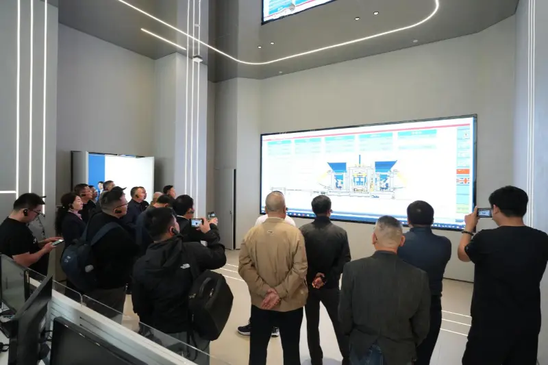 चायना बिल्डिंग ब्लॉक्स असोसिएशनच्या 8 व्या सत्राची दुसरी स्थायी परिषदेची बैठक क्वानझू येथे आयोजित करण्यात आली होती; Quangong Machinery Co., Ltd. उद्योग विनिमय आणि विकासासाठी योगदान देते.